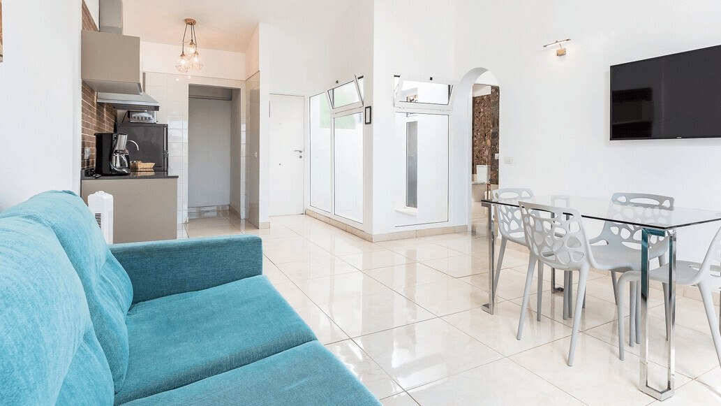 Deluxe 1 Bedroom Apartment with Balcony 